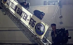 KRI Teluk Banten Debarkasi Personel dan Bantuan di Belawan