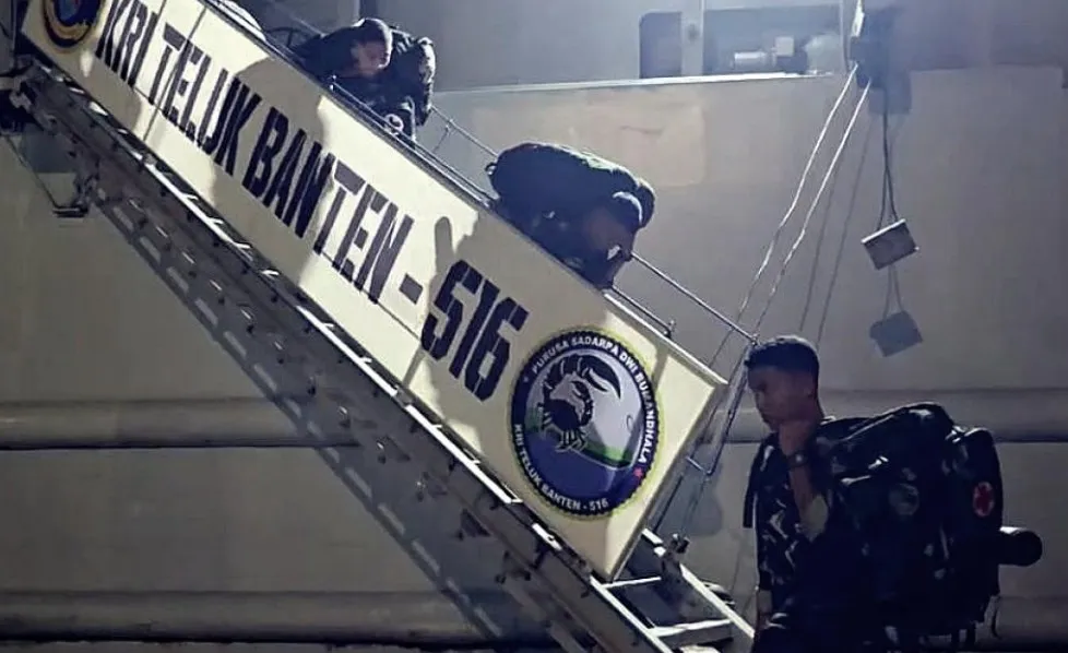 KRI Teluk Banten Debarkasi Personel dan Bantuan di Belawan