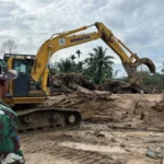 Marinir Bersihkan Dampak Banjir Tapanuli Selatan