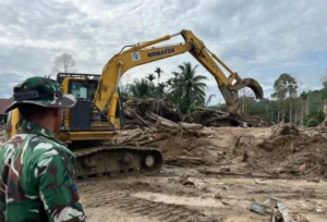 Marinir Bersihkan Dampak Banjir Tapanuli Selatan