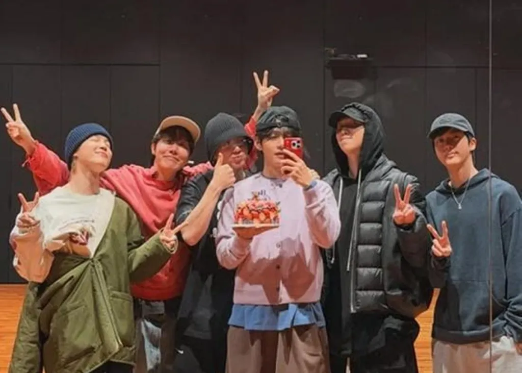 Momen Spesial V BTS Rayakan Ultah di Studio