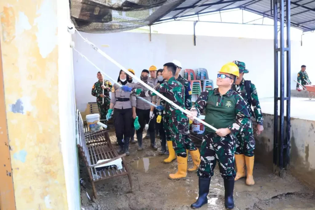 Gubernur AAU Pimpin Taruna TNI–Polri Bersihkan Fasilitas Umum Pascabanjir