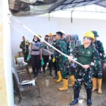 Gubernur AAU Pimpin Taruna TNI–Polri Bersihkan Fasilitas Umum Pascabanjir