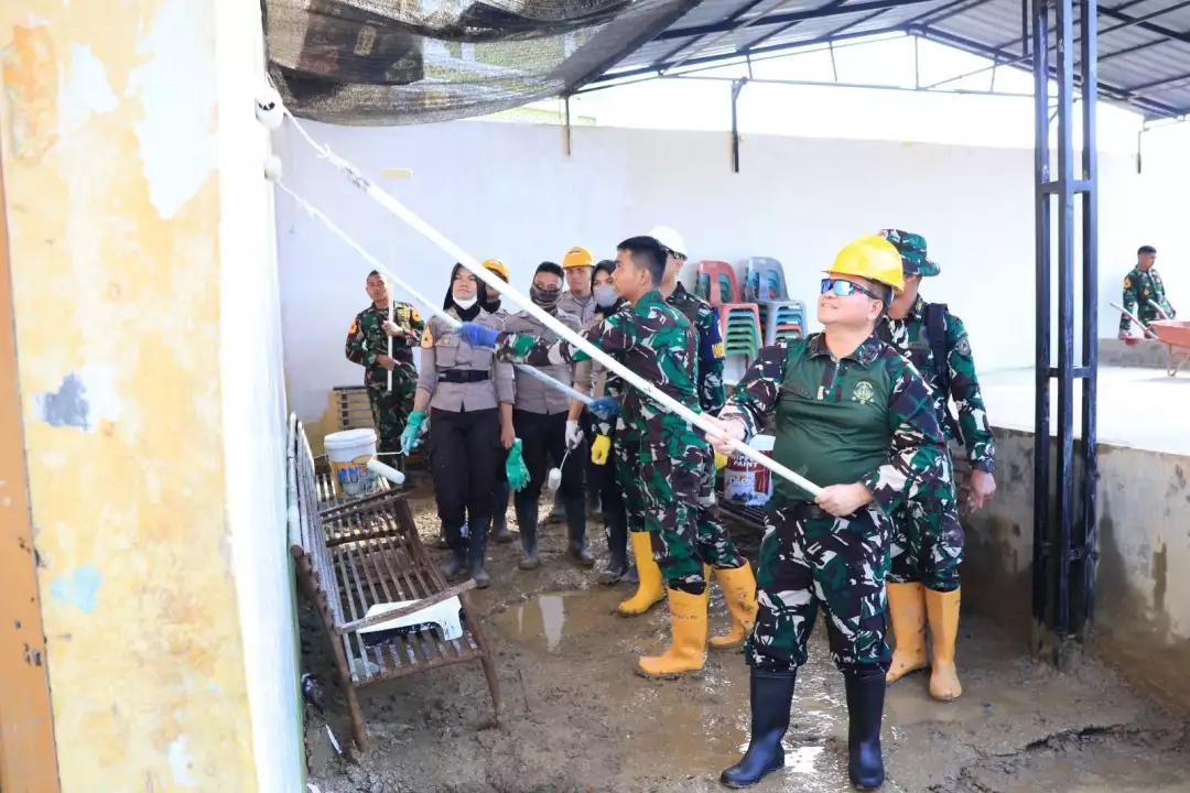 Gubernur AAU Pimpin Taruna TNI–Polri Bersihkan Fasilitas Umum Pascabanjir