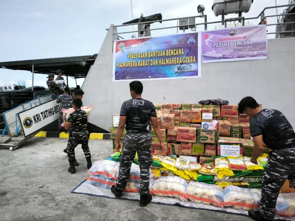 KRI Tatihu-853 Salurkan Bantuan Korban Banjir di Halmahera