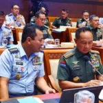 Jakarta, ejatimnews.com – Kepala Staf Angkatan Udara (Kasau) Marsekal TNI M. Tonny Harjono, S.E., M.M., menghadiri rapat kerja bersama Komisi I DPR RI yang digelar di Gedung Nusantara II, Jakarta, Senin (24/11/2025). Rapat tersebut dipimpin oleh Ketua Komisi I DPR RI Utut Adianto dan membahas sejumlah agenda strategis yang berkaitan dengan stabilitas nasional serta penguatan peran satuan-satuan baru di lingkungan TNI. Bahas Stabilitas Nasional dan Penguatan Satuan TNI Selain Kasau, rapat kerja juga dihadiri Menteri Pertahanan RI Sjafrie Sjamsoeddin, Panglima TNI Jenderal TNI Agus Subiyanto, para Kepala Staf Angkatan, para Wakil Kepala Staf Angkatan, serta pejabat tinggi TNI lainnya. Pembahasan dalam forum tersebut menitikberatkan pada penguatan peran satuan baru di tubuh TNI sebagai bagian dari upaya menjaga kesiapan pertahanan negara di tengah dinamika lingkungan strategis. Penegasan Menhan Soal Pembangunan Kekuatan TNI Dalam kesempatan itu, Menteri Pertahanan RI menegaskan pentingnya penggunaan, pembinaan, serta pembangunan kekuatan TNI secara menyeluruh sebagai fondasi utama pertahanan negara. Penguatan pada matra darat, laut, dan TNI AU disebut sebagai langkah strategis yang berkelanjutan untuk memastikan kesiapan kekuatan pertahanan dalam menjaga kedaulatan dan stabilitas nasional. Dorong Kesiapan Pasukan Perdamaian Selain penguatan kekuatan utama, kesiapan pasukan pemeliharaan perdamaian di bawah mandat Perserikatan Bangsa-Bangsa (PBB) juga menjadi bagian yang dibahas dalam rapat kerja tersebut. Langkah ini dinilai sebagai investasi strategis dalam mendukung peran Indonesia di kancah internasional. Rapat kerja antara pemerintah dan DPR RI ini menjadi bagian dari sinergi dalam merumuskan kebijakan pertahanan yang adaptif terhadap perkembangan situasi global, regional, maupun nasional.
