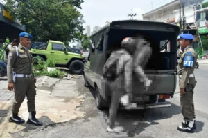 Satpol PP Surabaya Tindak Pelajar Nongkrong Saat Jam Sekolah