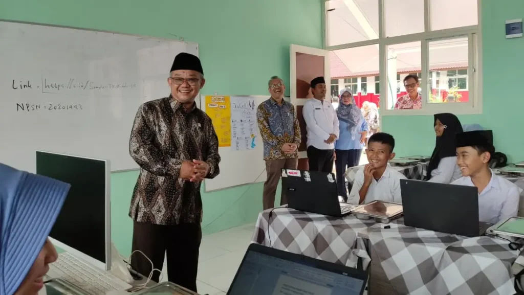 Mendikdasmen Tinjau Revitalisasi Sekolah dan MBG di Kabupaten Bogor