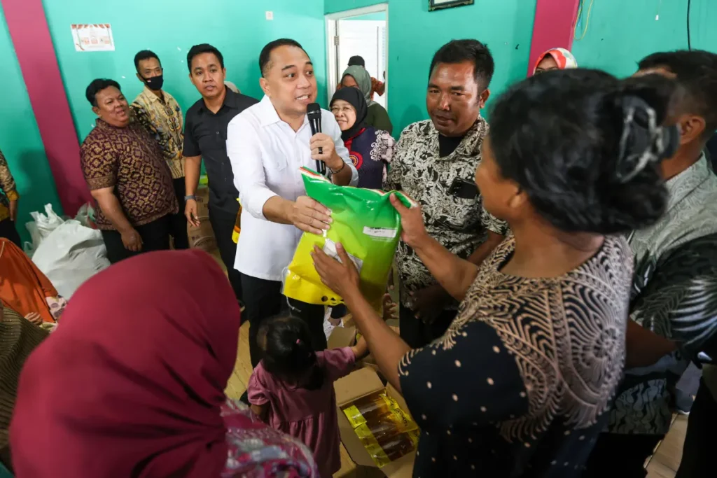 Jelang Idulfitri, Eri Cahyadi Sidak Pasar Murah di Surabaya