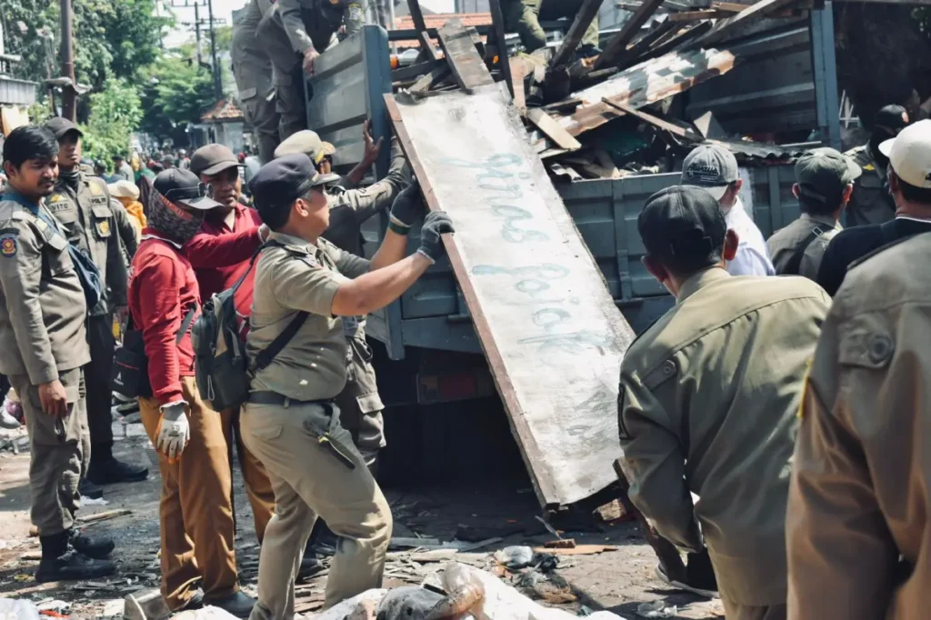 Pemkot Surabaya Bongkar Pasar Tumpah di Jalan Simo Katrungan