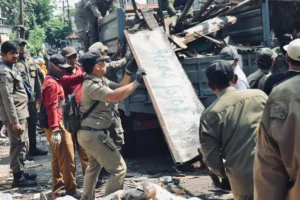 Pemkot Surabaya Bongkar Pasar Tumpah di Jalan Simo Katrungan