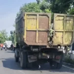Tangkap layar video truk bawa sampah berserakan