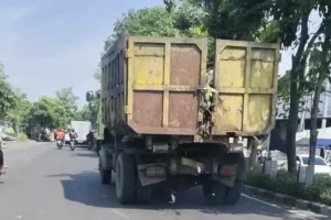 Pemkot Surabaya Jelaskan Standar Truk Pengangkut Sampah Usai Video Viral di Medsos