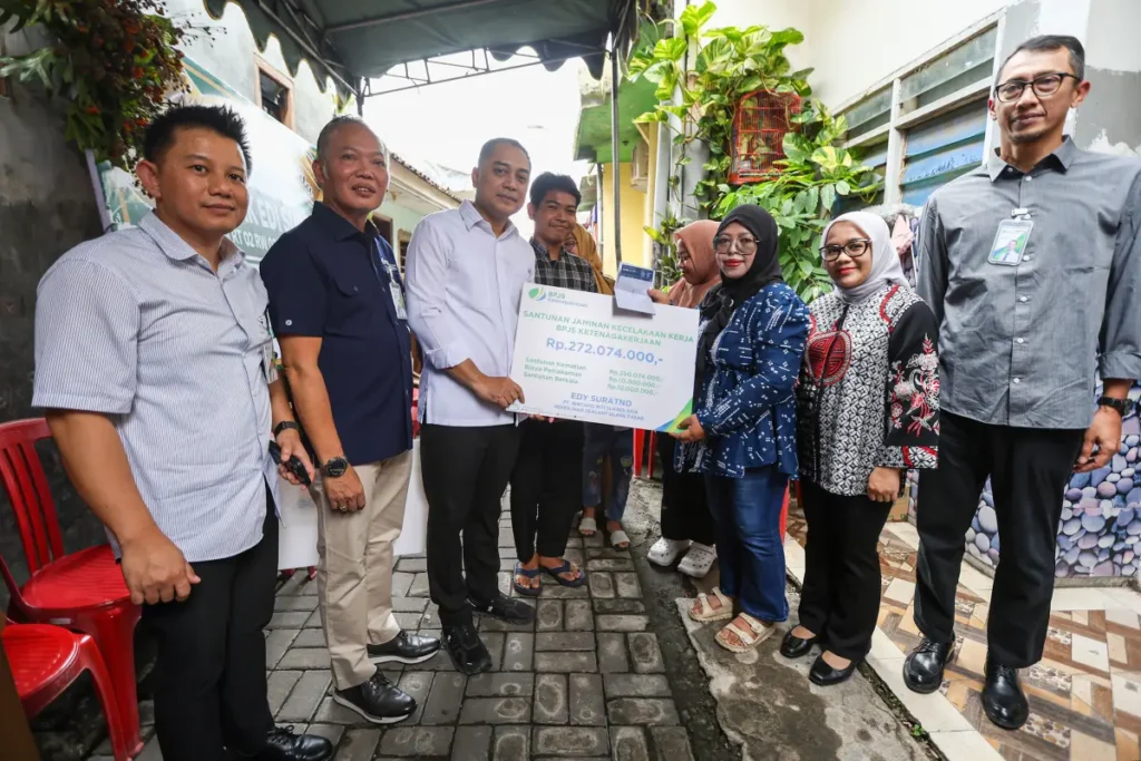 Eri Cahyadi Serahkan Santunan kepada Keluarga Korban Gondola di Surabaya