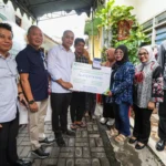 Eri Cahyadi Serahkan Santunan kepada Keluarga Korban Gondola di Surabaya