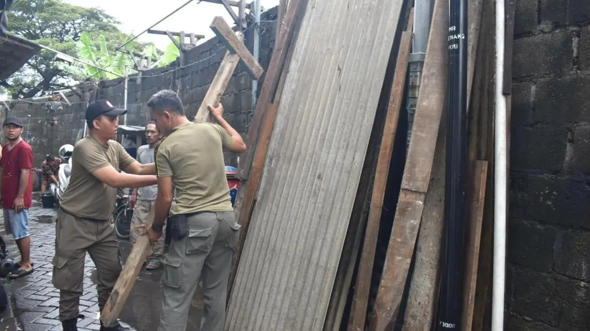 Cegah Banjir, Pemkot Surabaya Bongkar Bangunan di Kalianak