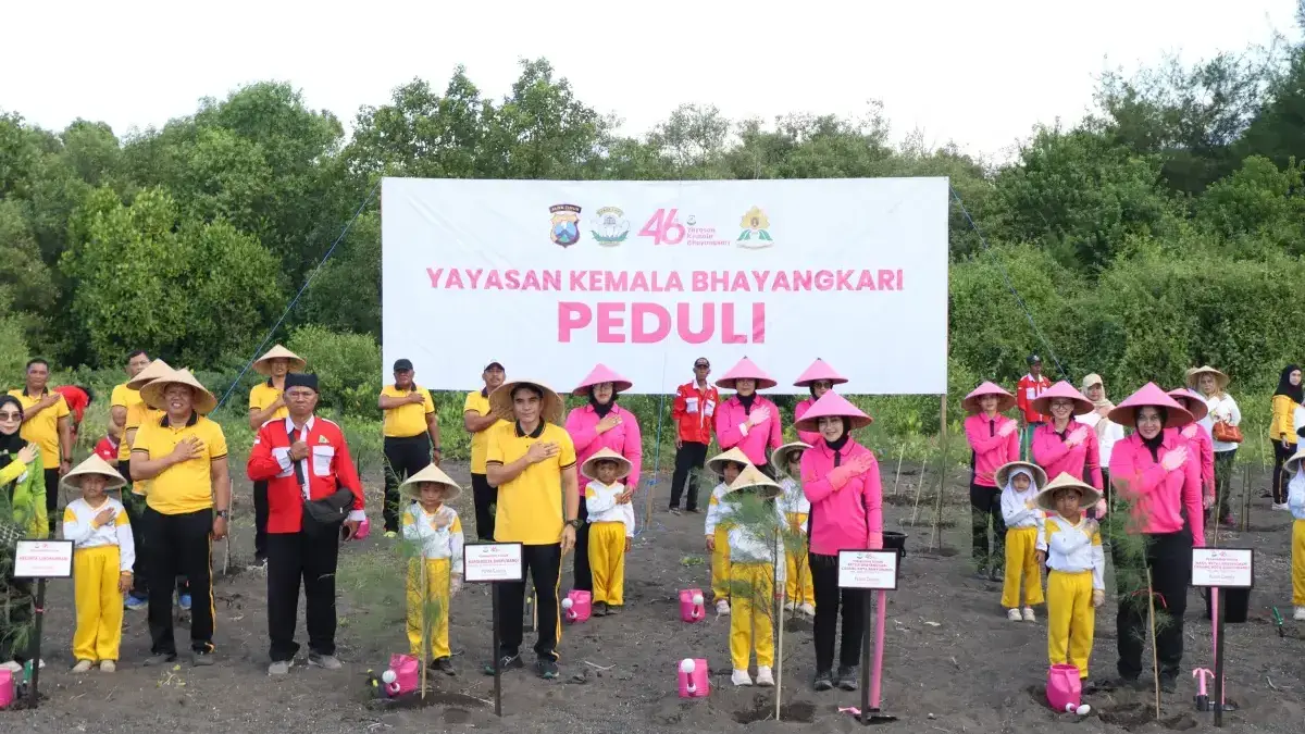 Hari Bumi 2026, Polresta Banyuwangi Tanam 100 Pohon Cemara di Pantai Cemara