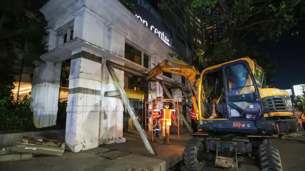 Pembongkaran Eks Toko Nam Surabaya Dimulai, Dikerjakan Malam Hari
