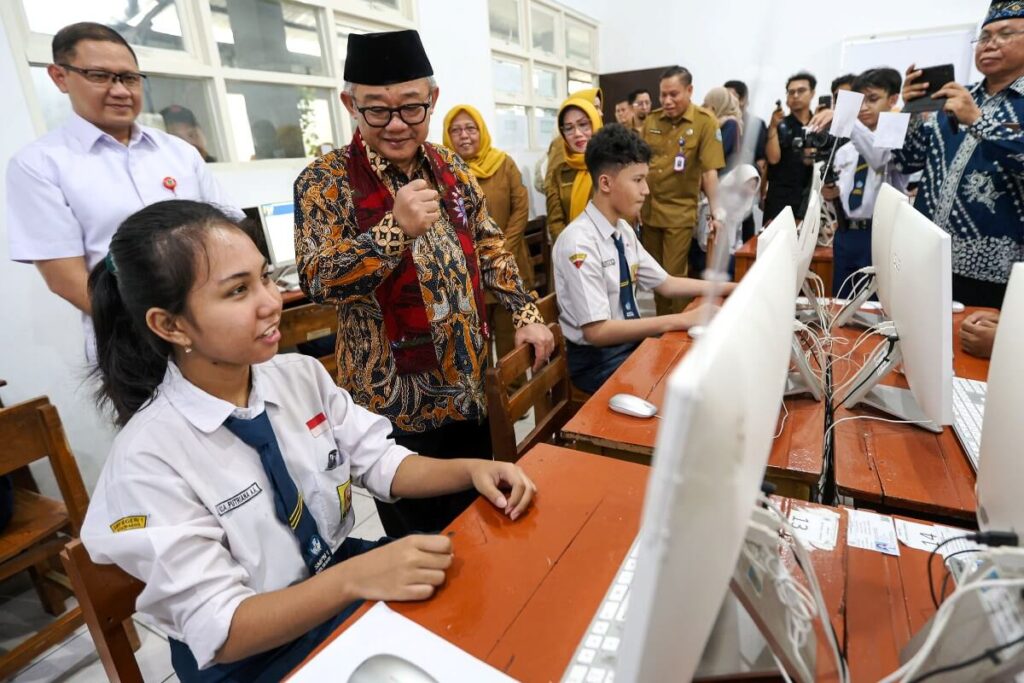 Mendikdasmen Tinjau TKA SMP Surabaya, Siswa Antusias dan Optimis