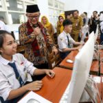 Mendikdasmen Tinjau TKA SMP Surabaya, Siswa Antusias dan Optimis
