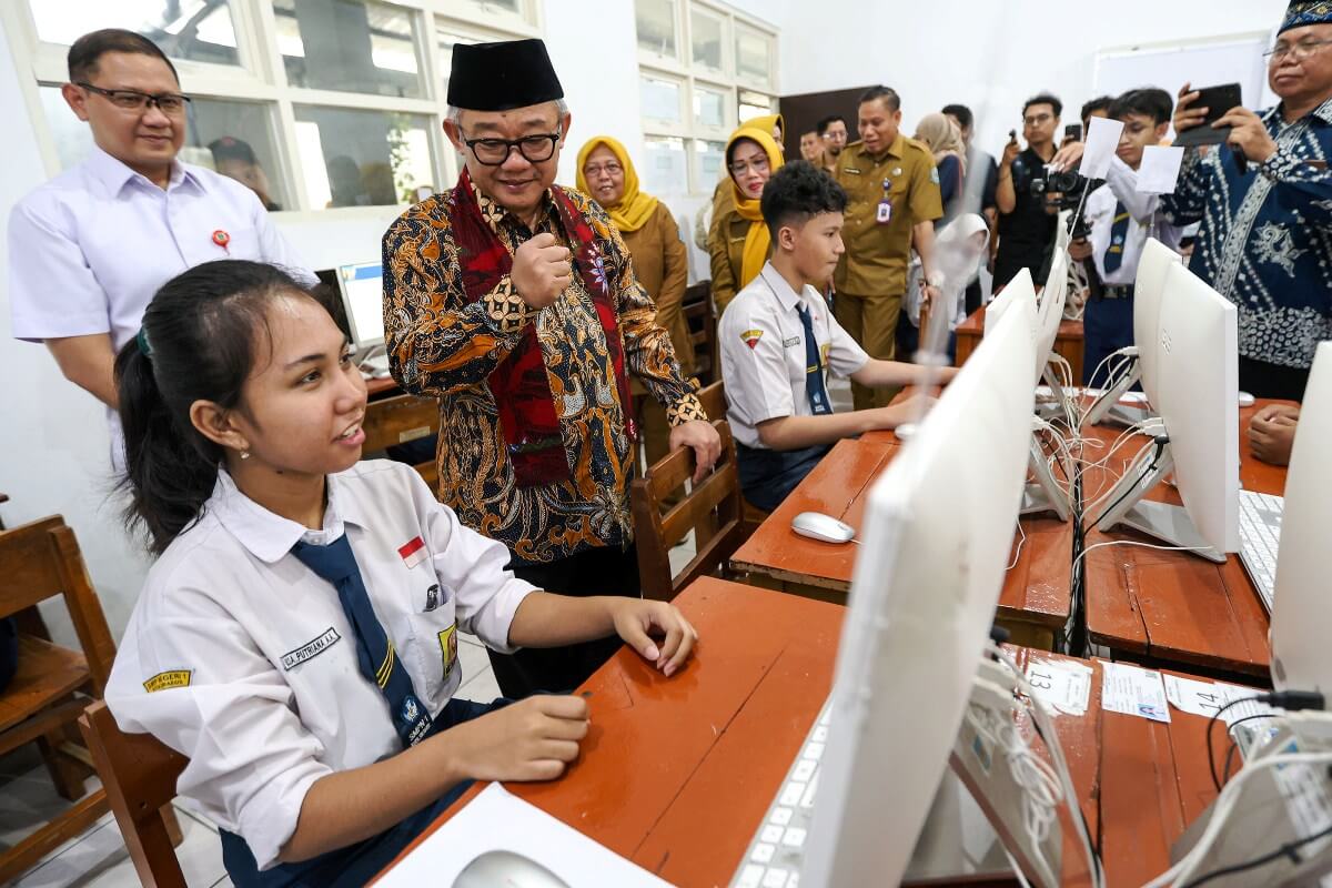Mendikdasmen Tinjau TKA SMP Surabaya, Siswa Antusias dan Optimis