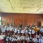 Satgas TNI Bagikan Perlengkapan Sekolah untuk Siswa di Pegunungan Bintang Papua