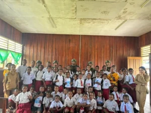 Satgas TNI Bagikan Perlengkapan Sekolah untuk Siswa di Pegunungan Bintang Papua