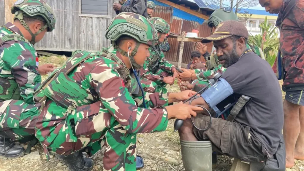 Satgas TNI Gelar Layanan Kesehatan Door to Door di Puncak Jaya Papua