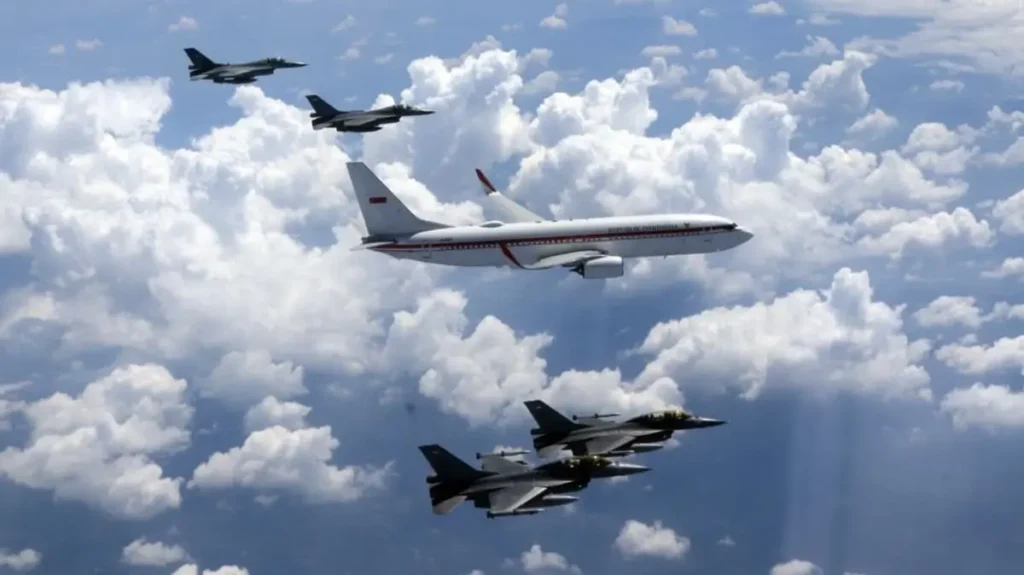 TNI AU Kawal Pesawat Presiden Prabowo Subianto di HUT ke-80