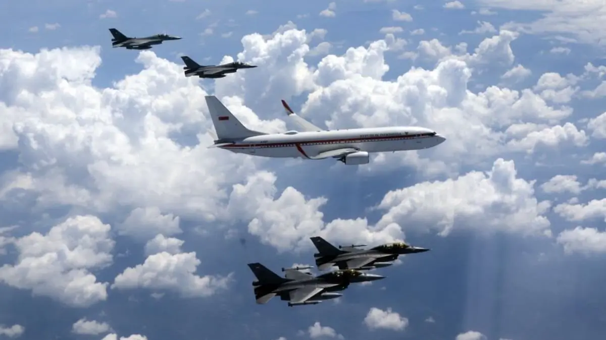 TNI AU Kawal Pesawat Presiden Prabowo Subianto di HUT ke-80