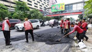 Atasi Kemacetan Wonokromo, Pemkot Surabaya Lebarkan dan Aspal Jalan Stasiun