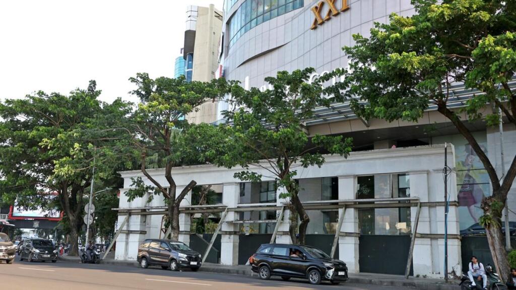 Pemkot Surabaya Bongkar Fasad Eks Toko Nam, Status Cagar Budaya Dicabut