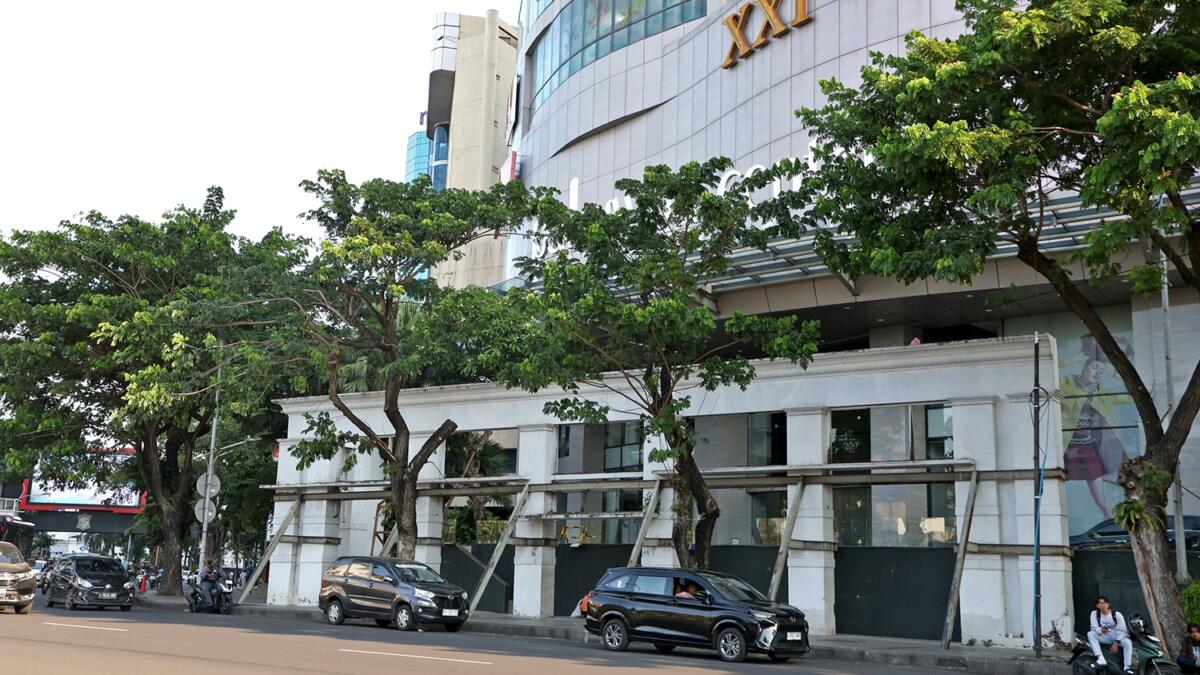 Pemkot Surabaya Bongkar Fasad Eks Toko Nam, Status Cagar Budaya Dicabut