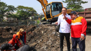 Penataan Kali Tebu Surabaya, Eri Cahyadi Target Pengaspalan Jalan Rampung 20 Hari