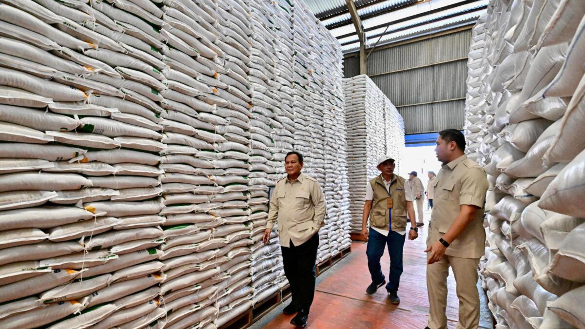 Prabowo Sidak Gudang Bulog Magelang, Pastikan Stok Beras Aman dan Siap Distribusi