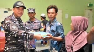 TNI AL Gelar Baksos dan Bakes di KRI Surabaya-591 untuk Warga Pulau Genting