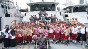 Kunjungi Kapal Perang TNI AL, Pelajar SDN 13 Sorong Ingin Jadi Prajurit