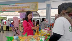Pasar Murah Surabaya Diserbu Warga, Sembako Dijual di Bawah Harga Pasar