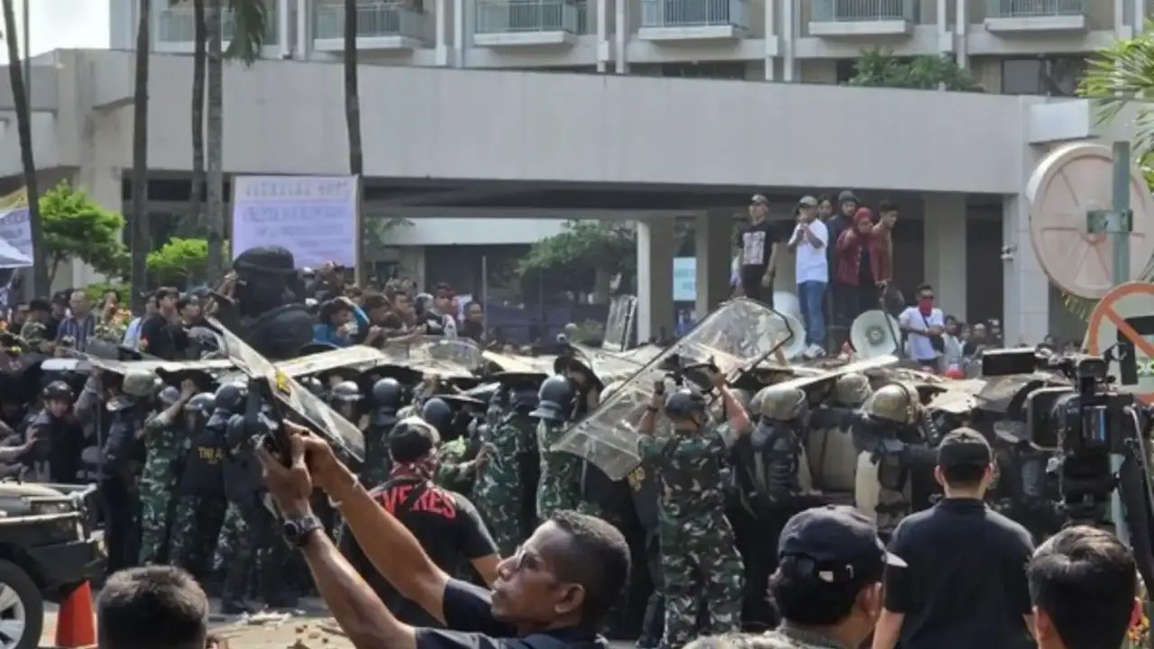 Eksekusi Hotel Sultan Berlangsung Ricuh, Dua Polisi Dilaporkan Terluka