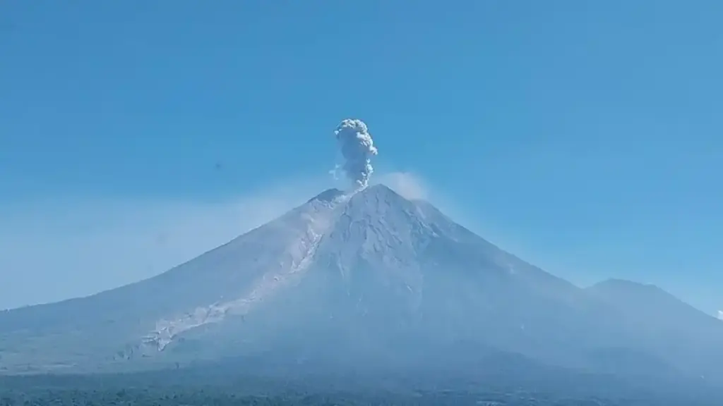 Gunung Semeru Kembali Erupsi, Kolom Abu Mencapai 1.200 Meter