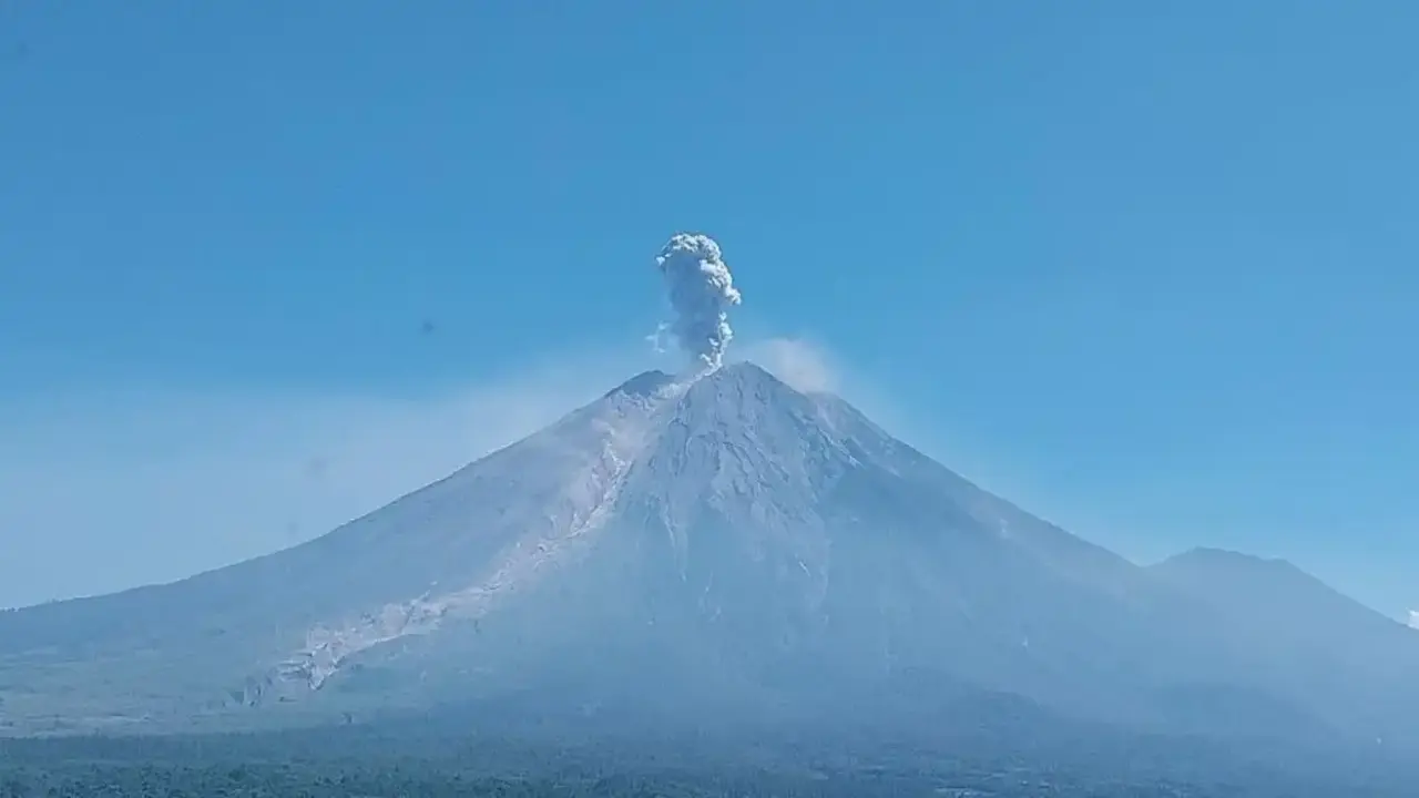 Gunung Semeru Kembali Erupsi, Kolom Abu Mencapai 1.200 Meter