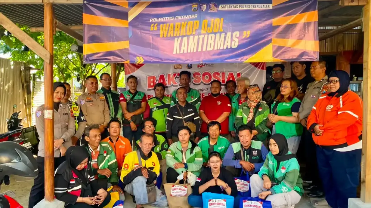 Sambut Hari Bhayangkara, Polres Trenggalek Salurkan Bansos kepada Driver Online