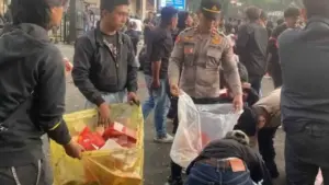 Usai Gelar Aksi di DPRD Kota Malang, Mahasiswa dan Polisi Bersihkan Lokasi