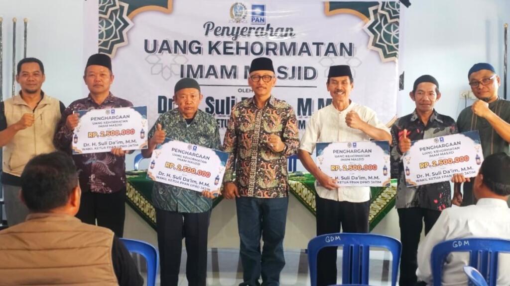 Suli Da’im Serahkan Uang Kehormatan kepada 25 Imam Masjid di Ponorogo