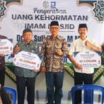 Suli Da’im Serahkan Uang Kehormatan kepada 25 Imam Masjid di Ponorogo