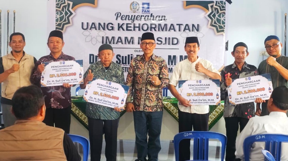 Suli Da’im Serahkan Uang Kehormatan kepada 25 Imam Masjid di Ponorogo