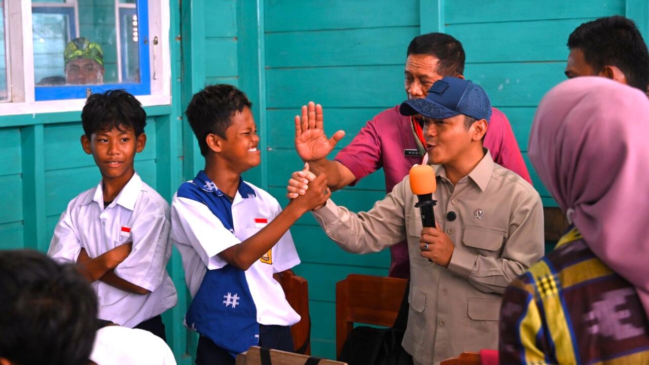 Wamendikdasmen Tinjau MPLS Ramah di SMP Maritim Mola Wakatobi, Murid Belajar dengan Fasilitas Lebih Baik