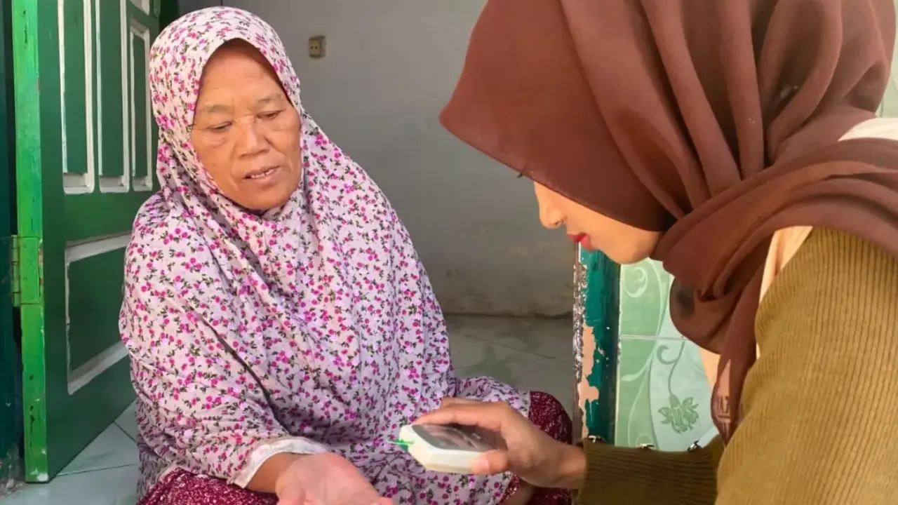 Cegah Hipertensi dan Diabetes, KKN Umla Bagikan Herbal dan Booklet Kesehatan