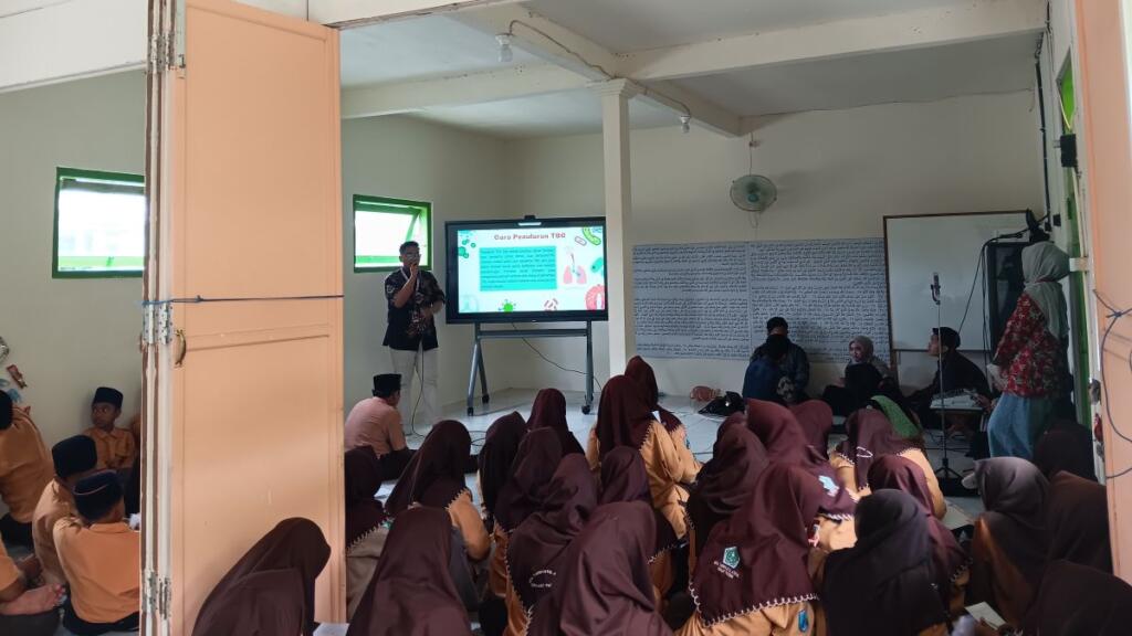 Edukasi TBC hingga Pola Hidup Sehat Warnai Program KKN Umla di Desa Drajat, Paciran