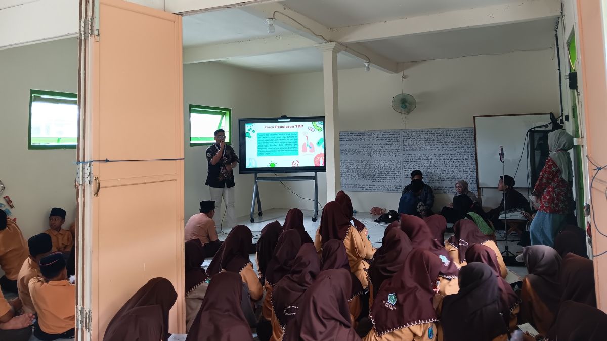 Edukasi TBC hingga Pola Hidup Sehat Warnai Program KKN Umla di Desa Drajat, Paciran